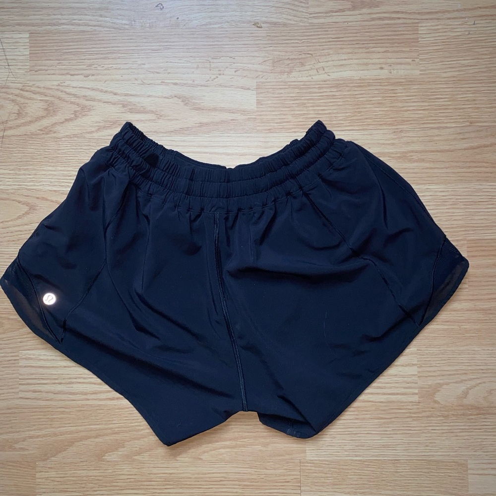 size 8 black lululemon hotty hot shorts 4 inch
